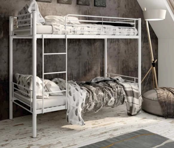Wit metalen stapelbed met beddengoed